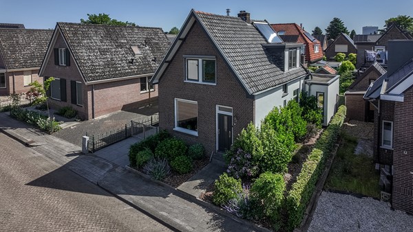 Voor een volledig overzicht verwijzen wij je graag naar de digitale plattegronden, de foto's, de video en de eigen website van deze woning: tienwoningenweg13.nl